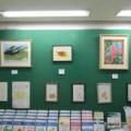 「千葉県がんセンター」の通路待合コーナー壁面に作品展示の写真